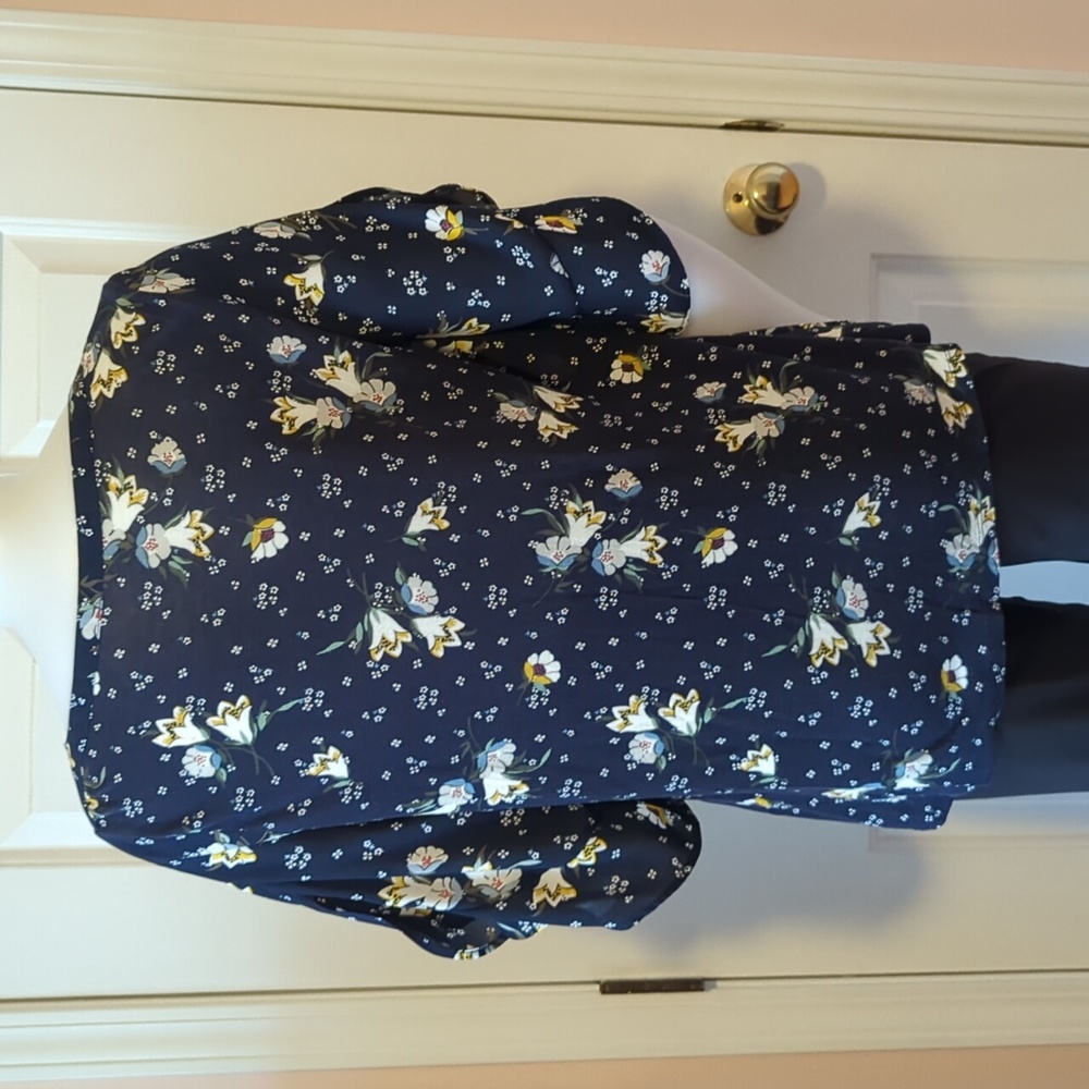LOFT Floral Navy Top Size M - Picture 3 of 6